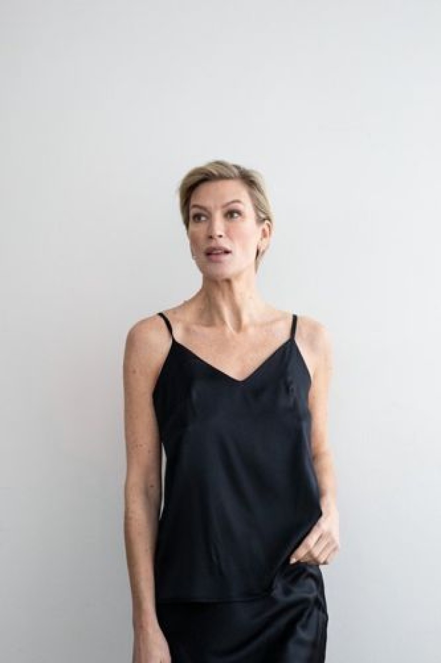 Gauhar Helsinki Juhlavaatteet | Gauhar - Silkkitoppi V-Neck, Black